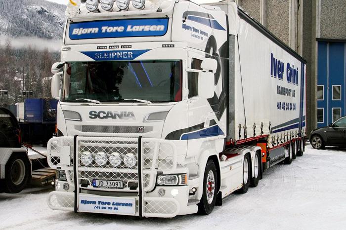 Larsen har utstyret i orden. En Scania R730 med Euro VI-teknologi får jobben gjort med minimalt utslipp. Foto: Henrik Hornnæss
