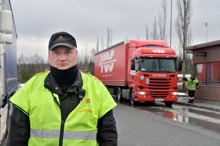 Kontrolleder Bjørn Uno Rogneby opplever daglig at utenlandske vogntog forsøker å stikke av fra storbilkontroller. Foto: Stein Inge Stølen
