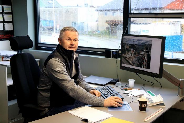 Fra kontoret har daglig leder Egil Vestbø kontroll på alle biler som går ut og inn av området. Foto: Bjørn Røst Kjørmo