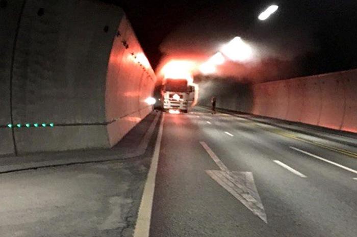 Brannen i Oslofjordtunnelen er ikke den første av sitt slag, og vil sannsynligvis ikke bli den siste heller. Dette bildet fra brannen 5. mai ble tatt av Terje Langsrud, som også reddet ut lastebilsjåføren av tunnelen. Bildet og er gjengitt med godkjenning av fotograf. Foto: Terje Langsrud