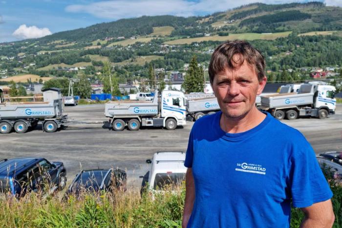Lastebilsjåfør, Terje Brenden, som er ansatt i NLF-bedriften Sigurd og Ola Grimstad, ble sittende fast på Tretten-bru når den kollapset. Heldigvis gikk alt bra.