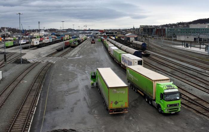 På togterminalen i Trondheim henter slovakiske Bring-biler gods for innenlands frakt i Norge. Foto: Stein Inge Stølen