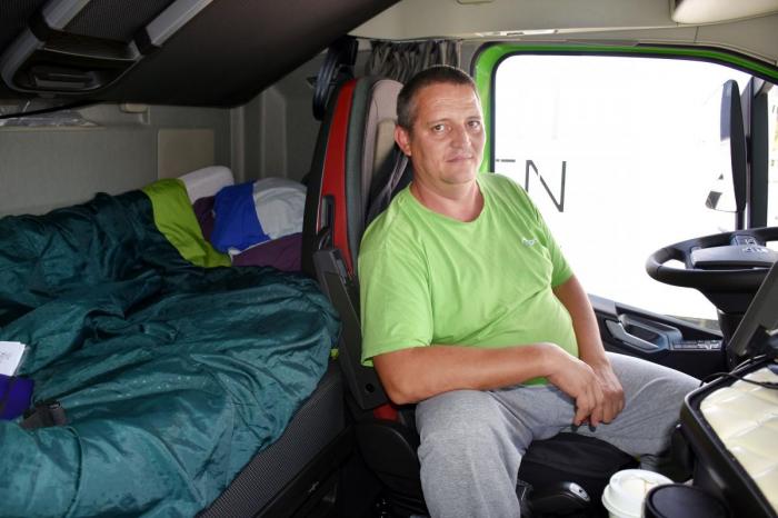 Bring Trucking-sjåføren Constantin Todoreanu har aldri hørt om norsk minstelønn, selv om han kjører regelmessig kabotasje i Norge. Han bor utelukkende i lastebilen i seks uker av gangen. Foto: Stein Inge Stølen