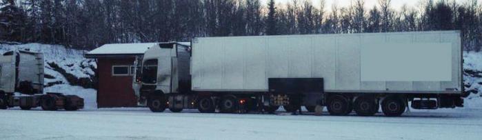 BYTTER: På svensk side av Storlien møtes ofte utenlandske transportører. En to-akslet trekkvogn kommer inn og bytter tralle med en tre-akslet bil som fortsetter inn i Norge. Foto: NLF