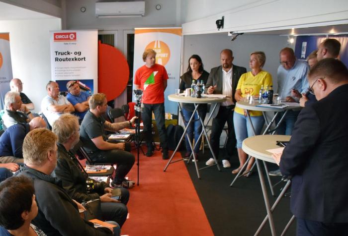 NLF-debatten i Ålesund var et godt eksempel på hvordan samtlige partier lovet motstand mot EU-pakken. Stortingsrepresentantene Else-May Botten (AP), Helge Orten (H) og Jon Georg Dale (FrP) tar utfordringen. Foto: Stein Inge Stølen