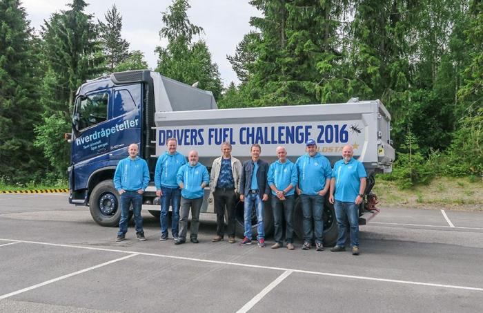 Den norske finalen i Volvo Trucks Drivers Fuel Challenge ble avgjort ved Hurdalsjøen, der 7 deltakere kjempet om seieren. På bildet er også sensor Steinar Nordsveen fra Transportkompetanse. Foto: Volvo Trucks