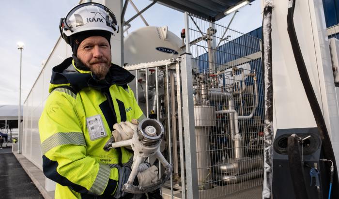 FLOTT ANLEGG: Rune Wiik Johansson, prosjektleder i Gasum, ved den nye biogass-stasjonen på Grønlia. Foto: HK Riise/Oslo Havn