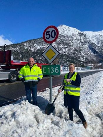 - Vegen må utbedres nå, mener regionsjef i Norges Lastebileier-Forbund, Jan Ove Halsøy. Her med ordfører i Rauma, Yvonne Wold.