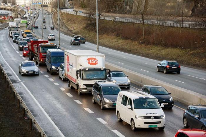 Lastebiler unngår allerede rushtiden i stor grad. De få som kjører inn til Oslo i rushtiden, gjør det heller ikke for moro skyld, mener fylkesleder Harry Nilsen. Illustrasjonsfoto: Tore Bendiksen
