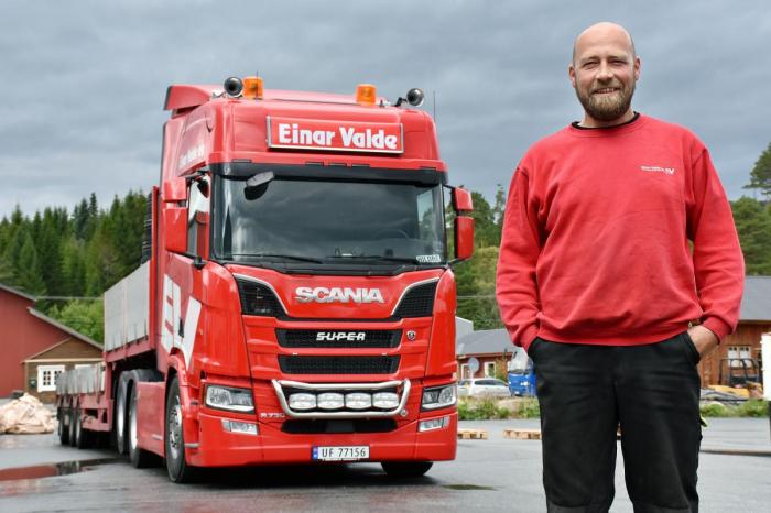Sjåfør Ole Bjørn Hildre er Scania-mann på sin hals - akkurat som Einar Valde for over femti år siden. Foto: Stein Inge Stølen