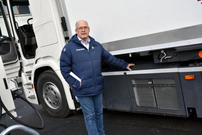 Her viser John Lauvstad i Scania hvor batteriene sitter. Disse har en kapasitet på 165 kWh, som kan gi lastebilen en rekkevidde på inntil 120 km. Foto: Stein Inge Stølen