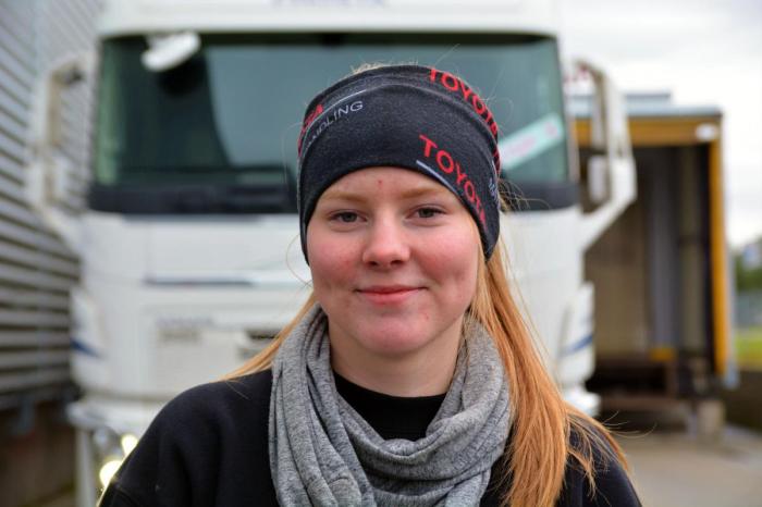 Elin hadde bare vært lærling et halvt år i Skarsbakk Transport før hun ble tilbudt fast stilling. Foto: Lars Thorvaldsen
