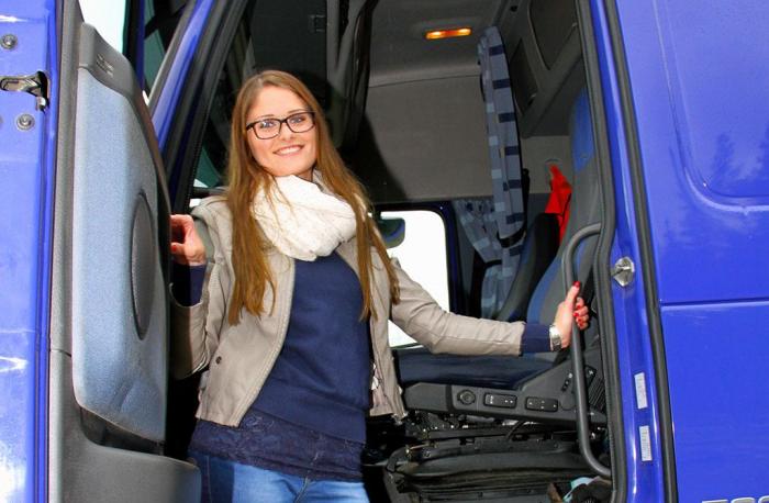 Emilie ønsker flere kvinnelige kollegaer i lastebilnæringen. Foto: Henrik Hornnæss