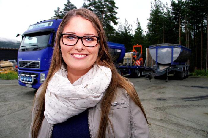 Emilie Slettmoen (22) er Norges yngste lastebileier og setter seg gjerne bak rattet selv. Foto: Henrik Hornnæss