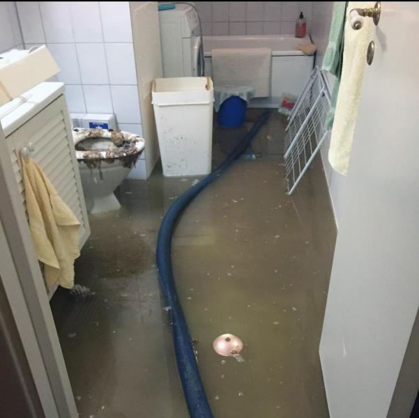 Når kloakken begynner å komme opp av toalettet, da er gode råd dyre. Her ble store deler av leiligheten oversvømt. Foto: Bærum Septik & Transportforretning