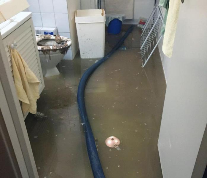 Når kloakken begynner å komme opp av toalettet, da er gode råd dyre. Her ble store deler av leiligheten oversvømt. Foto: Bærum Septik & Transportforretning