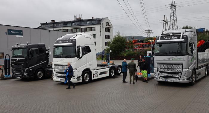 GOD PLASS: Her lades biler, og ladestasjonen har ladepunkter der alle yter inntil 400 kW konstant ladehastighet. Foto: Elisabeth Nodland