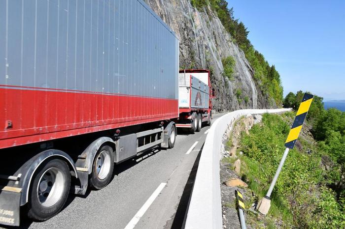 Det er ikke store marginene for tyngre kjøretøy som ferdes på fylkesveg 33. Foto: Stein Inge Stølen