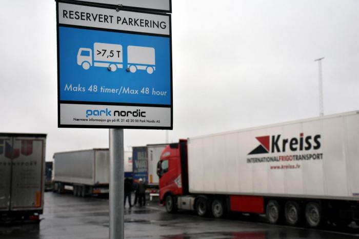 Mange reagerer på at Statens vegvesen tillater parkering i opptil 48 timer, når det ikke er lov å ta den regulære ukehvilen på 45 timer i bilen. Foto: Stein Inge Stølen