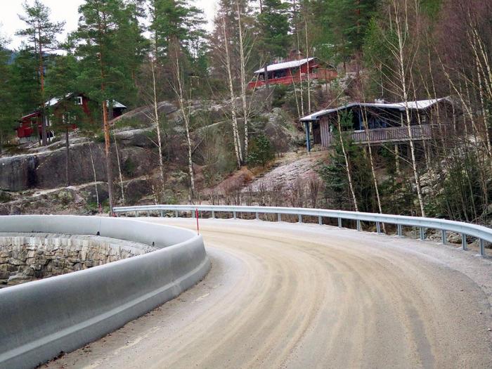 Slik ser strekningen ut i dag. Nå er det god plass for selv de største tømmervogntogene. Foto: Olav Klasson Vefald