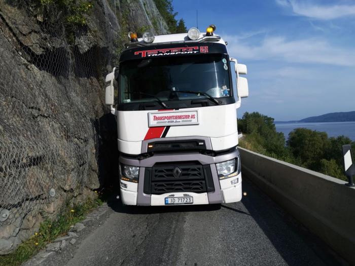 Trangt: NLF-medlem Palmer Høgvoll er en flittig bruker av fv. 33, og manøvrerer bilen nærmest mulig fjellveggen. Foto: Guttorm Tysnes