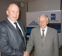 Gunnar Storhaug ble hedret for 60 års NLF-medlemsskap. Her gratuleres han av Odd Haakenstad.