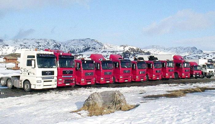 De røde Sjøgren-bilene er godt synlige mot det hvite landskapet i nord. Foto: H. Sjøgren & Sønner AS