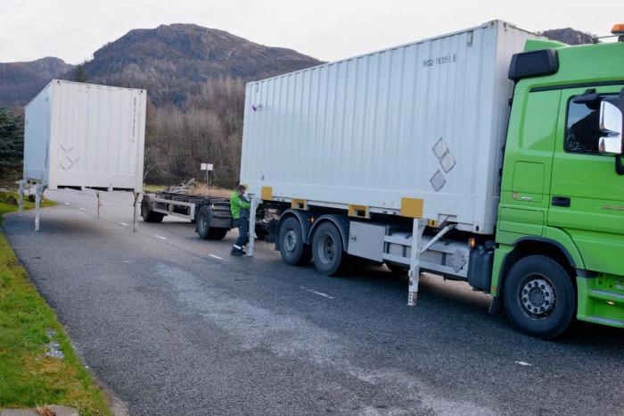 MÅTTE STÅ: Den utenlandske sjåføren måtte finne seg i at den ene containeren måtte stå igjen, slik at den kunne hentes av en annen bil.