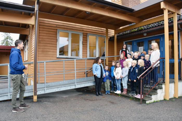 Flinke skoleelever ved Gjerdrum skole møtte samferdselsministeren med sang på trappa. Foto: Stein Inge Stølen