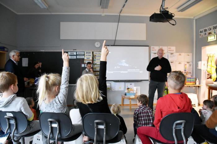 Forbundsleder Tore Velten fikk mange kloke oppfølgingsspørsmål fra elevene på Gjerdrum skole. Foto: Stein Inge Stølen
