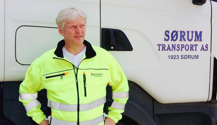 Harry Nilsen i Sørum Transport rekker ikke like mange leveringer som før grunnet store køer. Foto: NLF