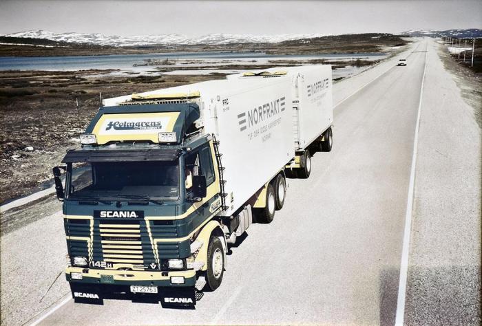 På åttitallet drev Holmgrens Transport også frakt på kontinentet. Denne driften ble avviklet i 1988. Dette bildet er tatt på Sennalandet en gang tidlig på 80-tallet. Legg merke til at sjåføren allerede har tatt av seg på overkroppen, selv om han fortsatt er i Finnmark... Foto: Privat