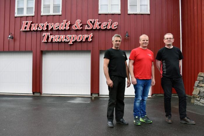 Kontoret på Sandeid består av et trivelig rødt trehus på kaia. Fra venstre: Magne Lærdal, Sigbjørn Skeie og Osmund Dybdal Holte. Foto: Stein Inge Stølen