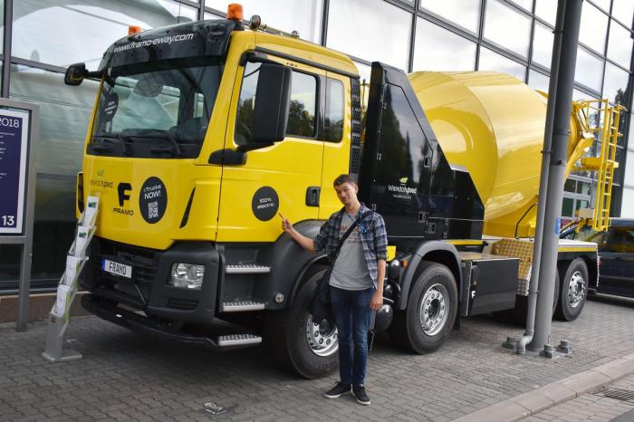 Knut Gravråk finkjemmer IAA-messen i Hannover for å finne en nullutslipps-lastebil han kan bruke i bedriften sin. Foto: Stein Inge Stølen