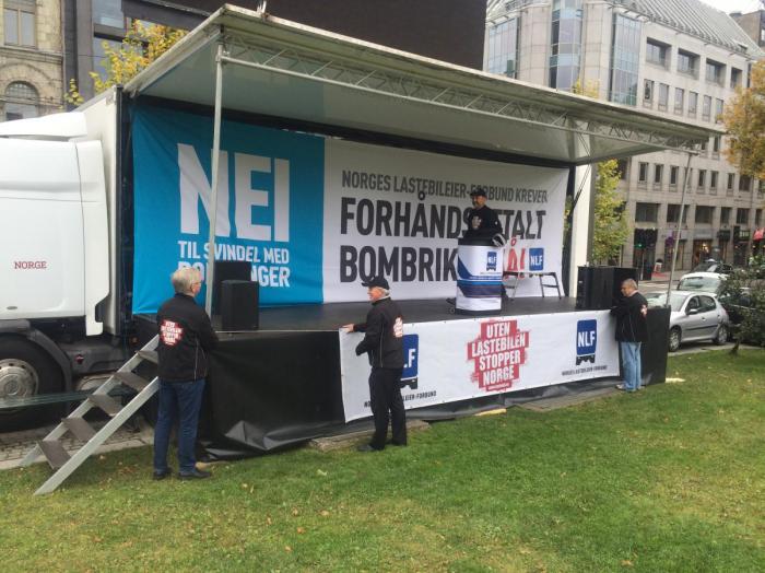 AKKURAT NÅ: NLF rigger til for å demonstrere foran Stortinget kl. 13.30. Foto: Stig Odenrud/NLF