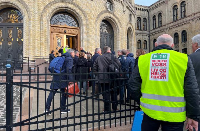 MØTER: Transportbransjen på Vestlandet møtte mannsterke opp på Stortinget, mandag ettermiddag. Foto: Elisabeth Nodland