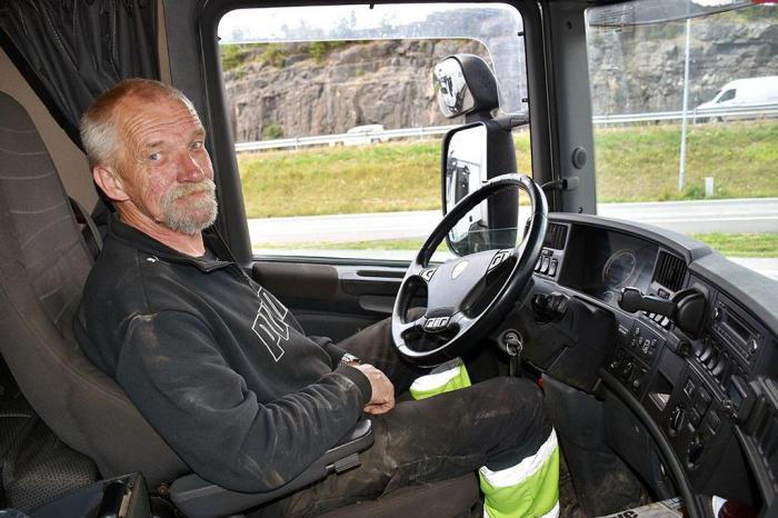- Dagens lastebiler er omtrent like komfortable som personbiler, sier Jan. Foto: Stein Inge Stølen