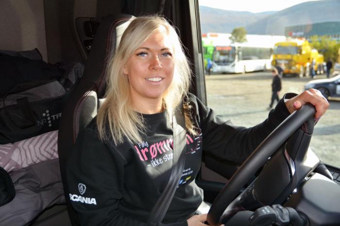 Julianne er forelsket i yrkessjåførlivet. Det eneste hun savner er flere kvinnelige kollegaer. Foto: Kjell Olafsrud