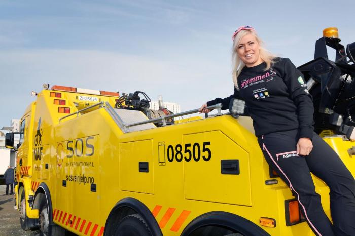 Til daglig driver hun tungberging i Tromsø-området. Mange yrkessjåfører blir overrasket når de blir tauet opp av Julianne og hennes råsterke Scania 144. Foto: Kjell Olafsrud