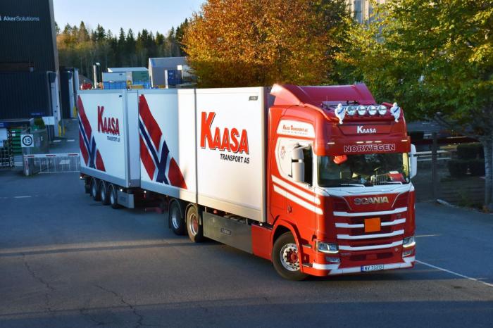 Kaasa Transports fargerike vogntog er noen av de få norskregistrerte lastebilene en kan se nedover kontinentet om dagen. Foto: Stein Inge Stølen