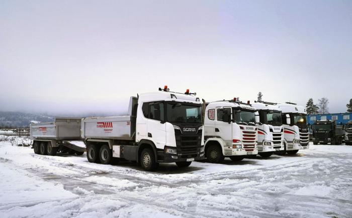 På det meste oppgir Kjell Arne Mathisen å ha hatt 14 lastebiler i drift, hvorav 12 gikk på Bane NORs anlegg på Eidsvoll. Foto: Hans Kristian Barbøl
