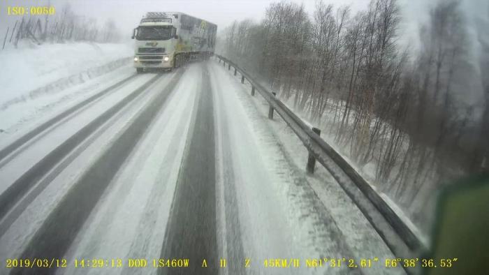 SKREMMENDE: Her kommer det møtende vogntoget på tvers over hele veien. Foto: Scania/dashboardkamera