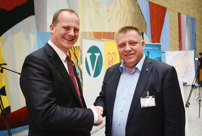 Samferdselsminister Ketil Solvik Olsen og NLF-direktør Geir A. Mo. Bildet er tatt i en tidligere sammenheng. Foto: Tore Bendiksen