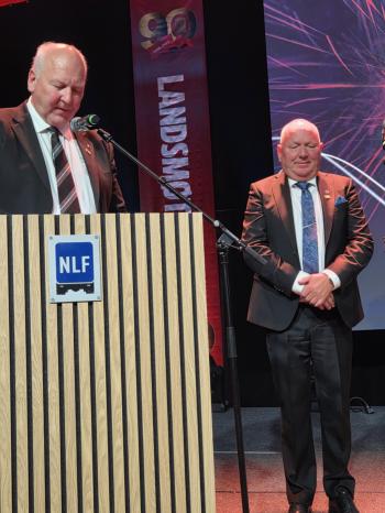 Kjell takkes av