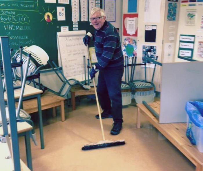 Det nytter ikke å gråte når gulvet i klasserommet er dekket av septik. Da går Thorbjørn til verks med et smil! Foto: Bærum Septik & Transportforretning