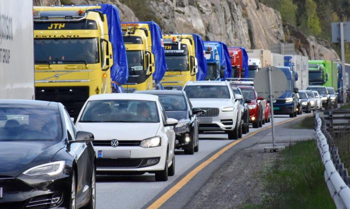 All trafikk, store som små, blir sluset inn på kontrollplassen på Taraldrud. Men trafikkmengdene er langt lavere enn vanlig. Foto: Stein Inge Stølen