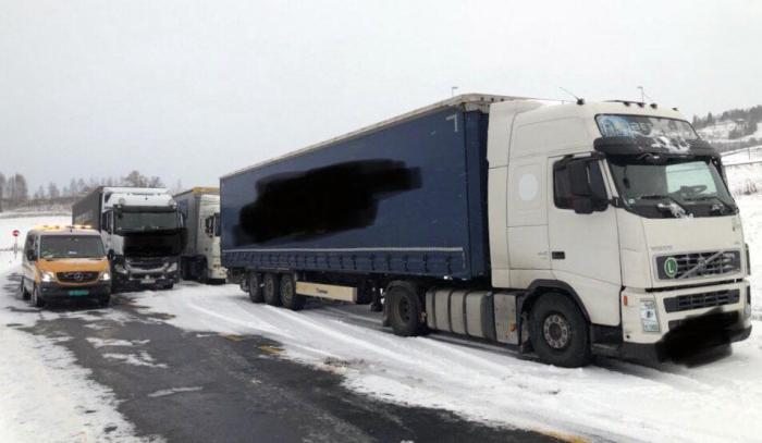 Hit, men ikke lenger: Disse utenlandske lastebilene var ikke rustet for vinterkjøring, og fikk dermed kjøreforbud etter kontroll på Hadeland. Foto: Statens vegvesen