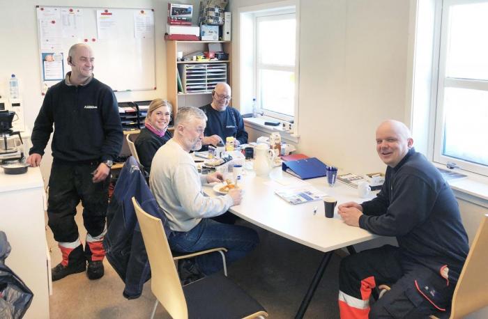 Julianne Brox trives godt sammen med kollegene i Tromsø Assistanse. Daglig leder Ronny Heim (til høyre) er godt fornøyd med den nye lærlingen. Foto: Frank Lauritz Jensen