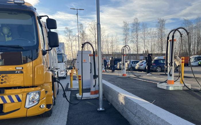 STOR LADESTASJON: Stasjonen har 16 ladepumper, som alle tilbyr hurtiglading med en kapasitet på enten 350 kW eller 400 kW. Foto: Sander Lier 