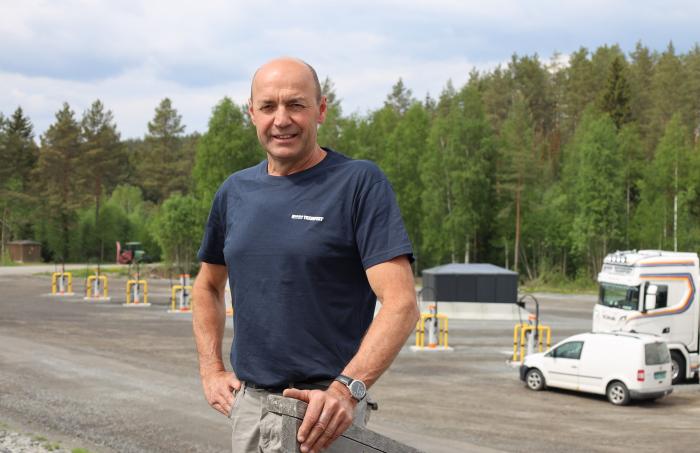 DET GRØNNE SKIFTET: Knut Henning Ruud har gjort seg klar for grønn omstilling og har etablert egen ladestasjon, solceller på taket og kjøpt seg fire elektriske lastebiler. Foto: Elisabeth Nodland